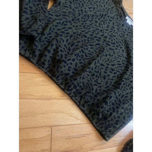 For the Republic Women's Long Sleeve dark green Leopard Print Top Size Medium - Picture 4 of 8